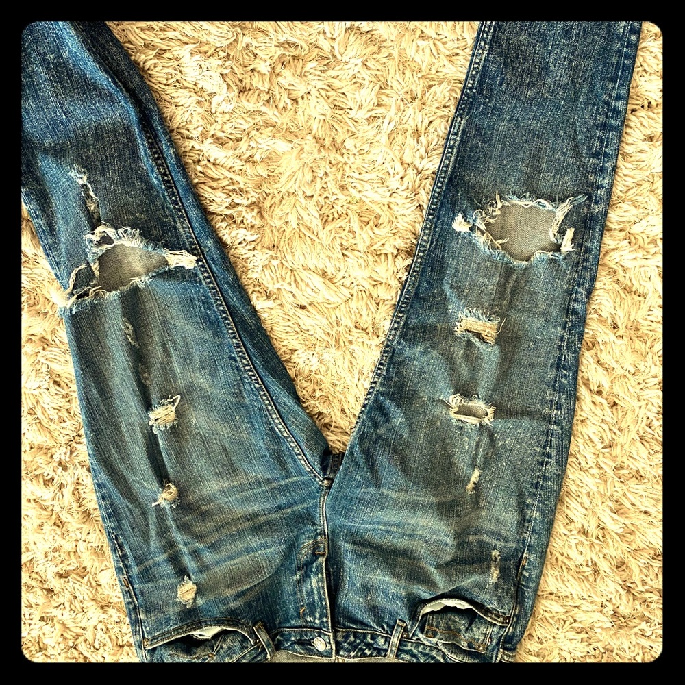 Vigoss boyfriend skinny distressed jeans. Size 31